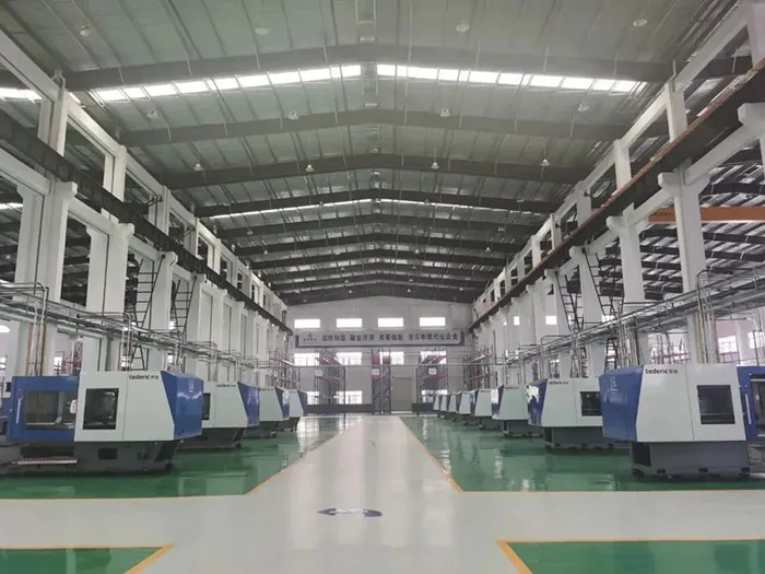 Centenas de máquinas de moldagem por injeção Tederic Electric nas instalações dos clientes